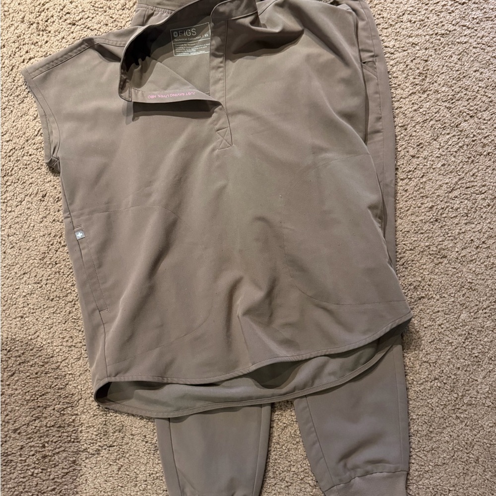 Figs Women's Taupe Rafaela scrub top XS and jogger set small petite